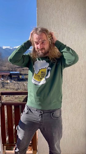 Small #photoshoot home session for the new coding merch… Miso can’t stop playing with his hair 🍺 
Products for his @fourthwal...