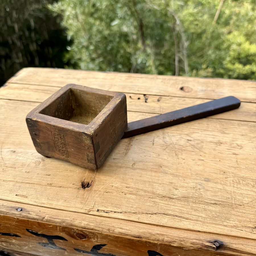 🎎 Antique Japanese Wooden Masu Scoop with Handle – Early Showa to Taisho Era Merchant Tool product image (1)