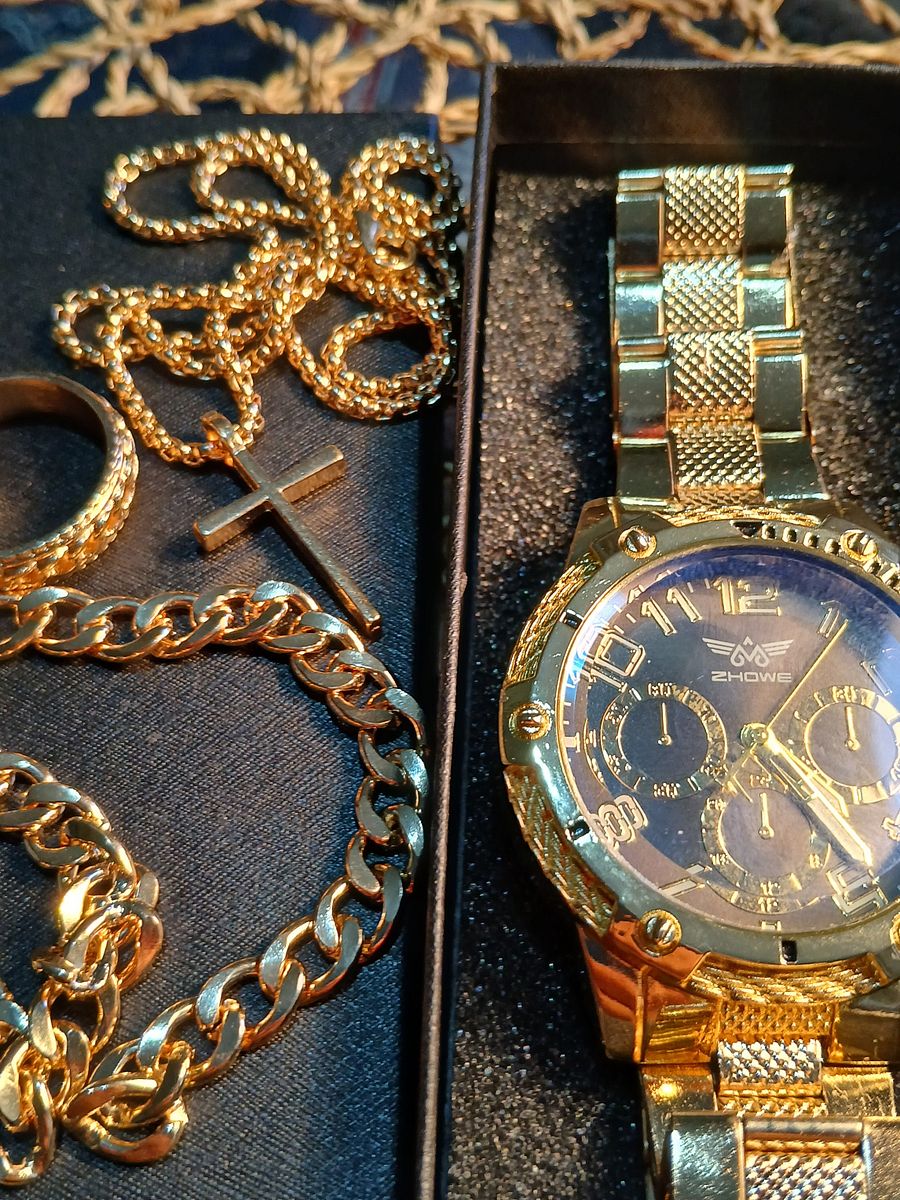 Conjunto de Relógio, Pulseira, Anel e corrente com crucifixo dourados + Carteira de Couro Sintética product image (1)