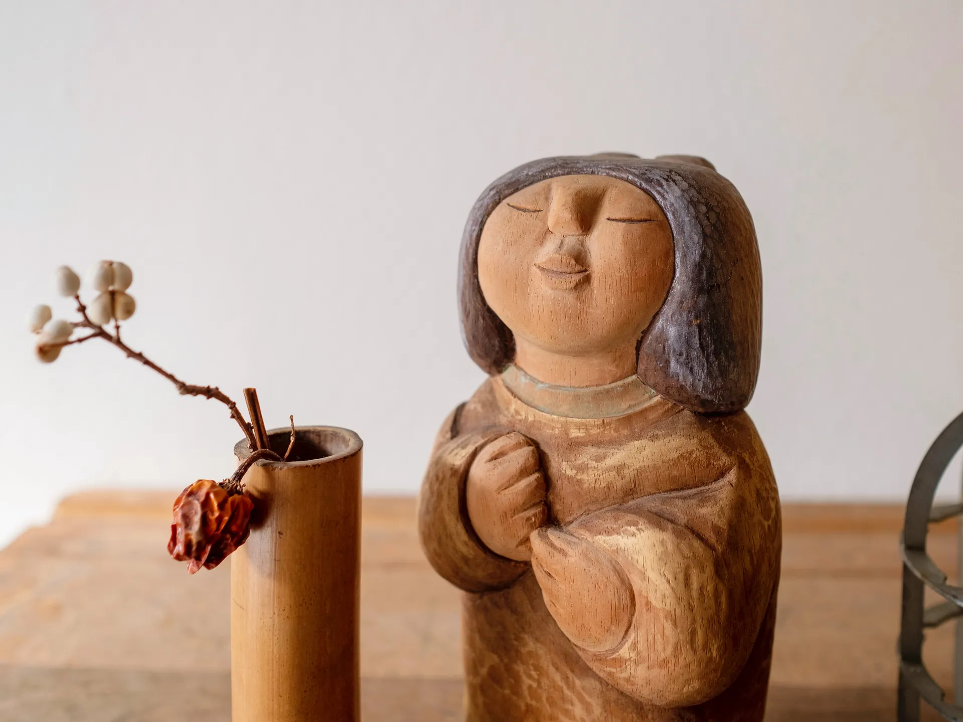 木製 祈りを捧げる少女 人形 ウンテンジ雑貨 | 無塵驚異博物館