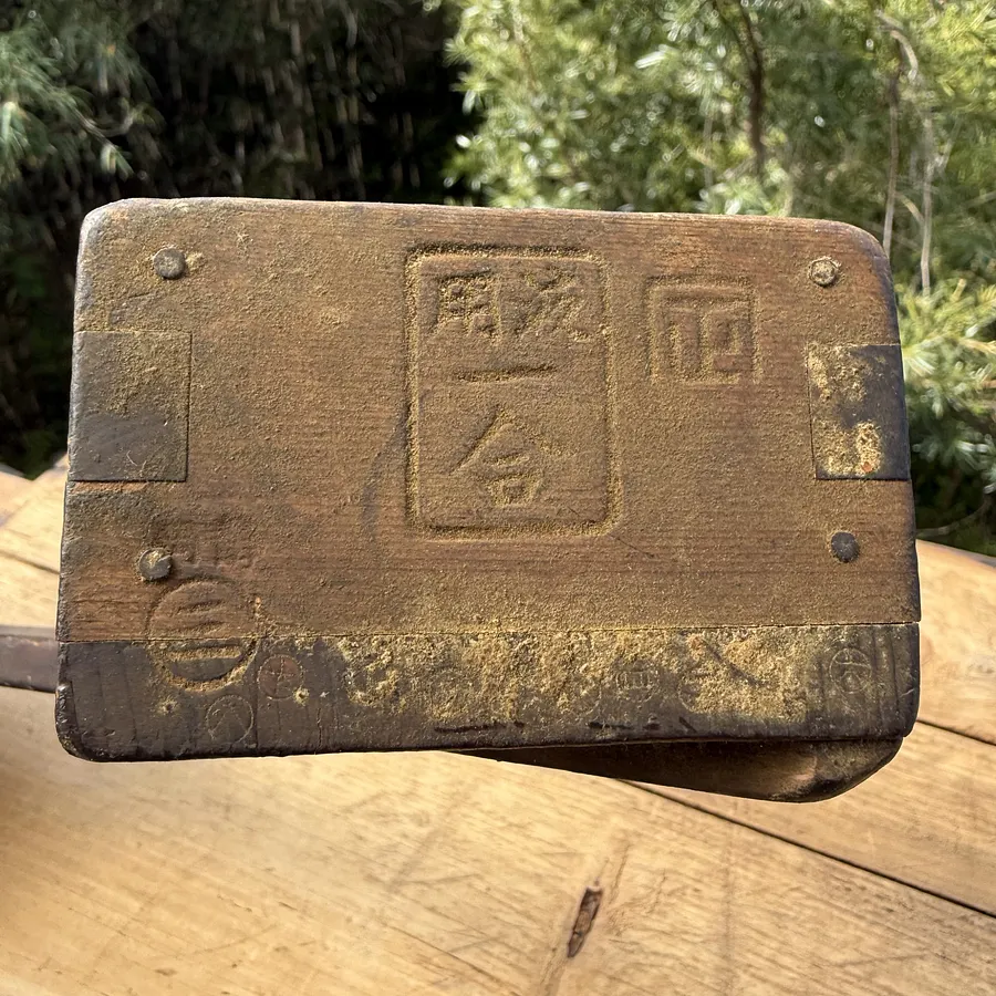 🎎 Antique Japanese Wooden Masu Scoop with Handle – Early Showa to Taisho Era Merchant Tool product image (3)
