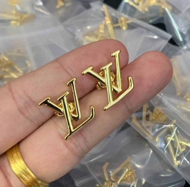 FASHION L. VIBE GOLD LETTER STUD EARRINGS product image (1)