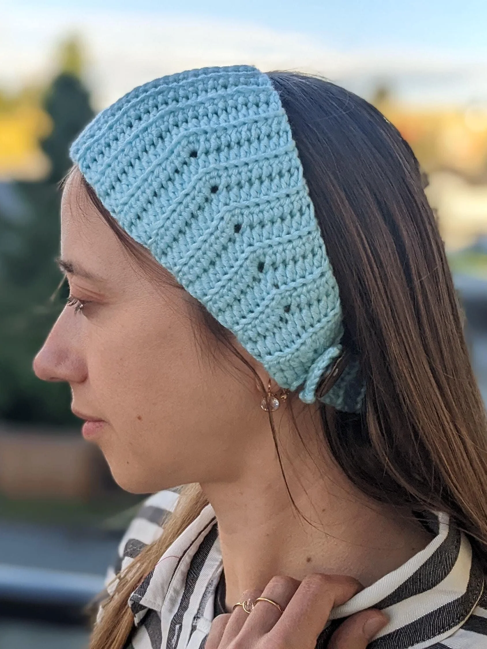 Crochet Headband with a Button Closure Pattern product image (1)