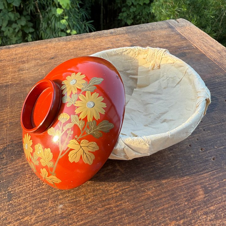 🎎 Japanese Lacquered Owan Bowl with Stylized Floral Motif – Japan Antique Roadshow product image (2)