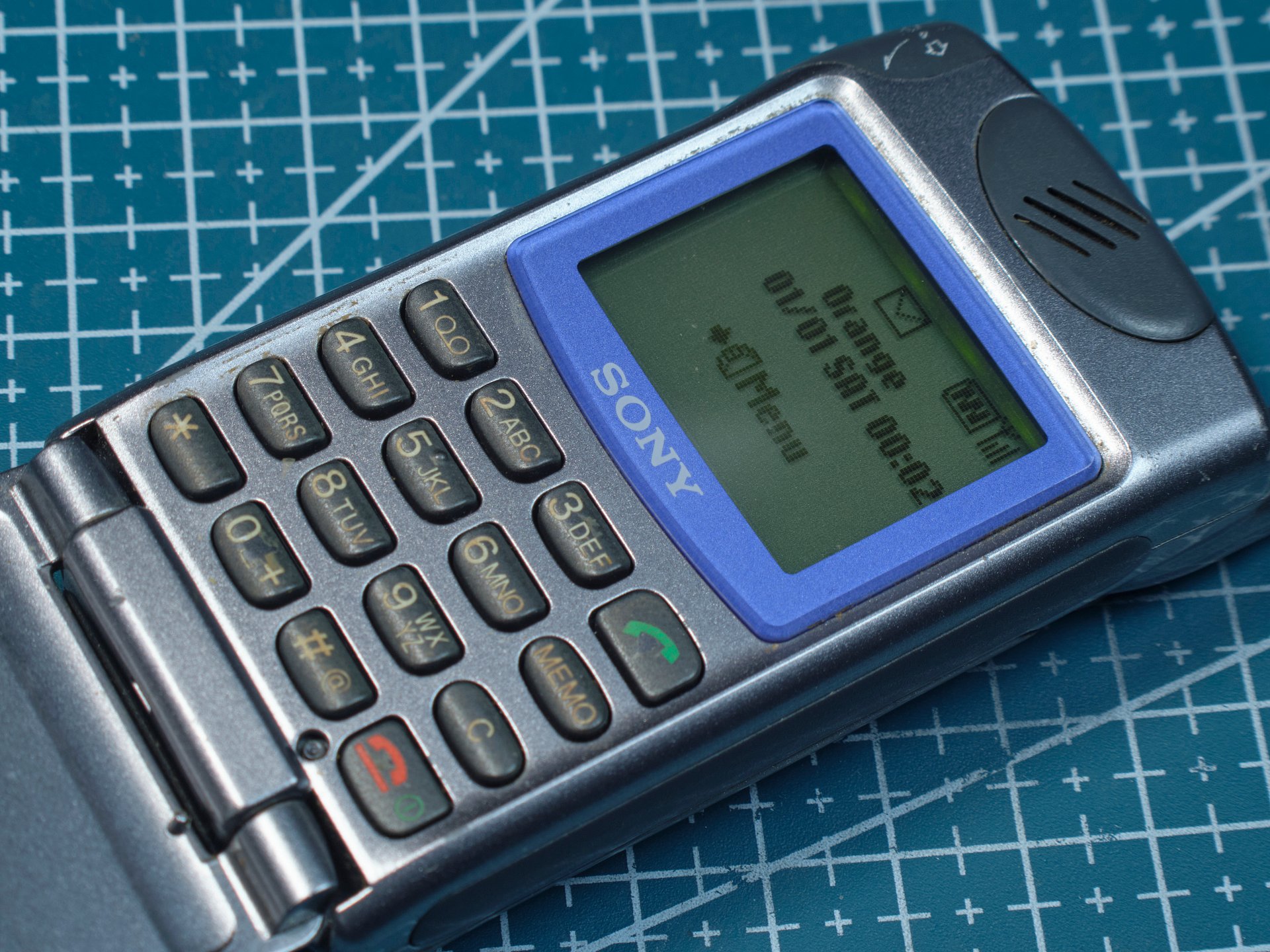 Sony CMD-Z5 Unlocked – Vintage Retro Mobile Phone with Original Charger – Rare Collectible product image (4)