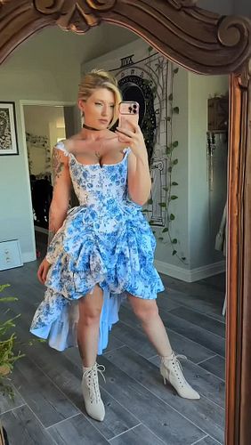 Life is too short to not dress like the main character of your own romantasy novel ✨🥀
.
What colors should I make this outfit...