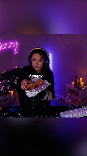 sandwich mix 🥪 i was gonna end stream because my food got delivered but we just made do 🤝🏼 we must have our priorities 👏🏼