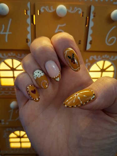 It's time for something sweet and seasonal! 🎄

Inspired by Toby and Nico's love of gingerbread, the fabulous @she.nails.spook...