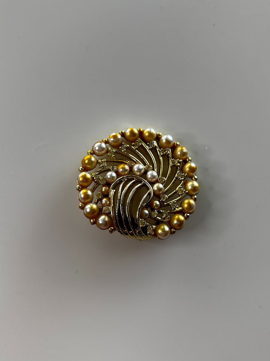 Vintage Gold Tone Faux Pearl Swirl Circle Brooch product image (3)
