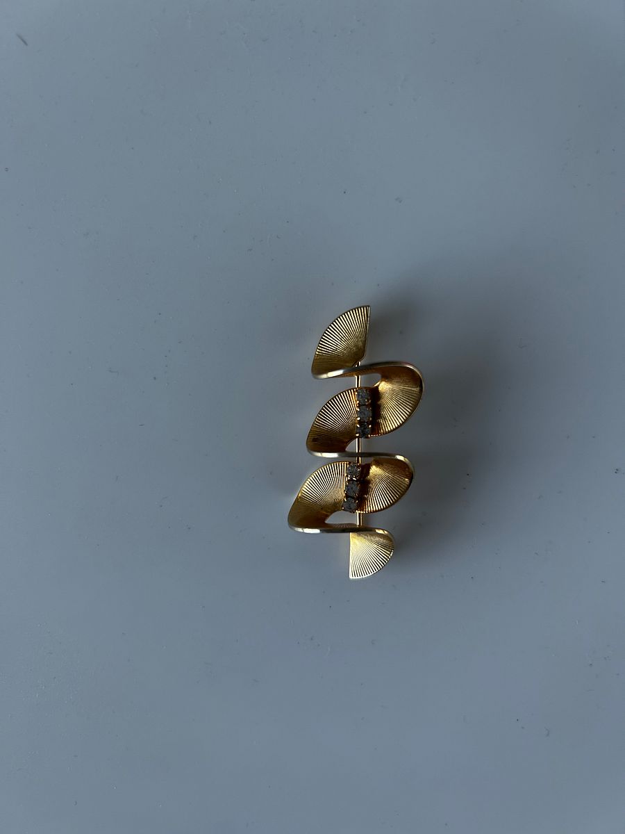Vintage Gold Tone Swirl Rhinestones Brooch product image (1)