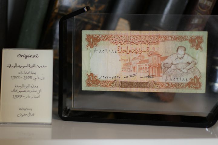 الليرة السورية الورقية الوحيدة ذات التصميم المختلف 1977 product image (1)