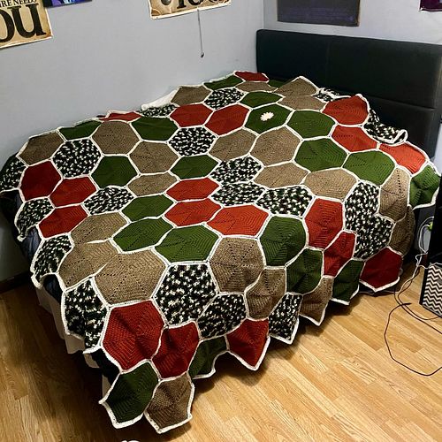 Aaaand done!
#crochet #hexagonblanket #crochethexagonblanket #mysecondblanket