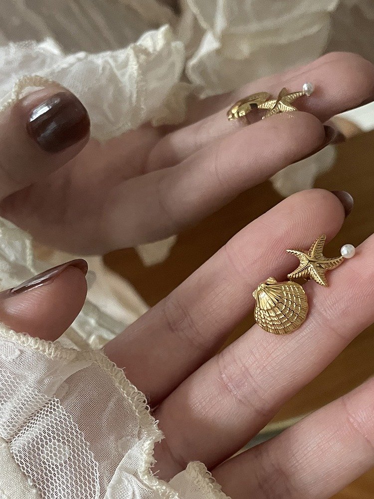 Shell & Starfish Mismatched Stud Earrings | 18K Gold Plated product image (5)