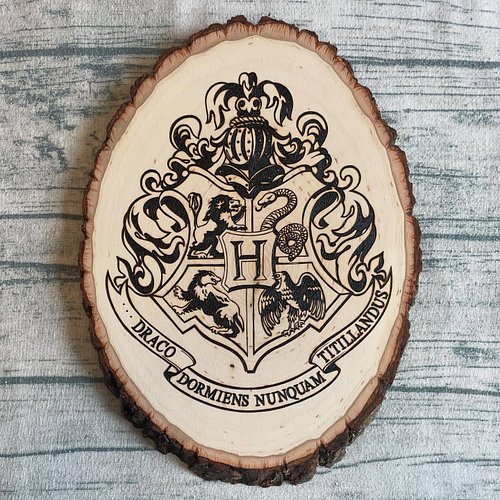 Made this Hogwarts Crest woodburning recently for a customer! It was a birthday gift for their nephew to hang in his Hogwarts...