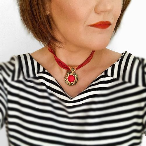 Hey guys! Today I’m wearing the Velvet Queen pendant, and you can make one too!  The tutorial video is available on my YT cha...