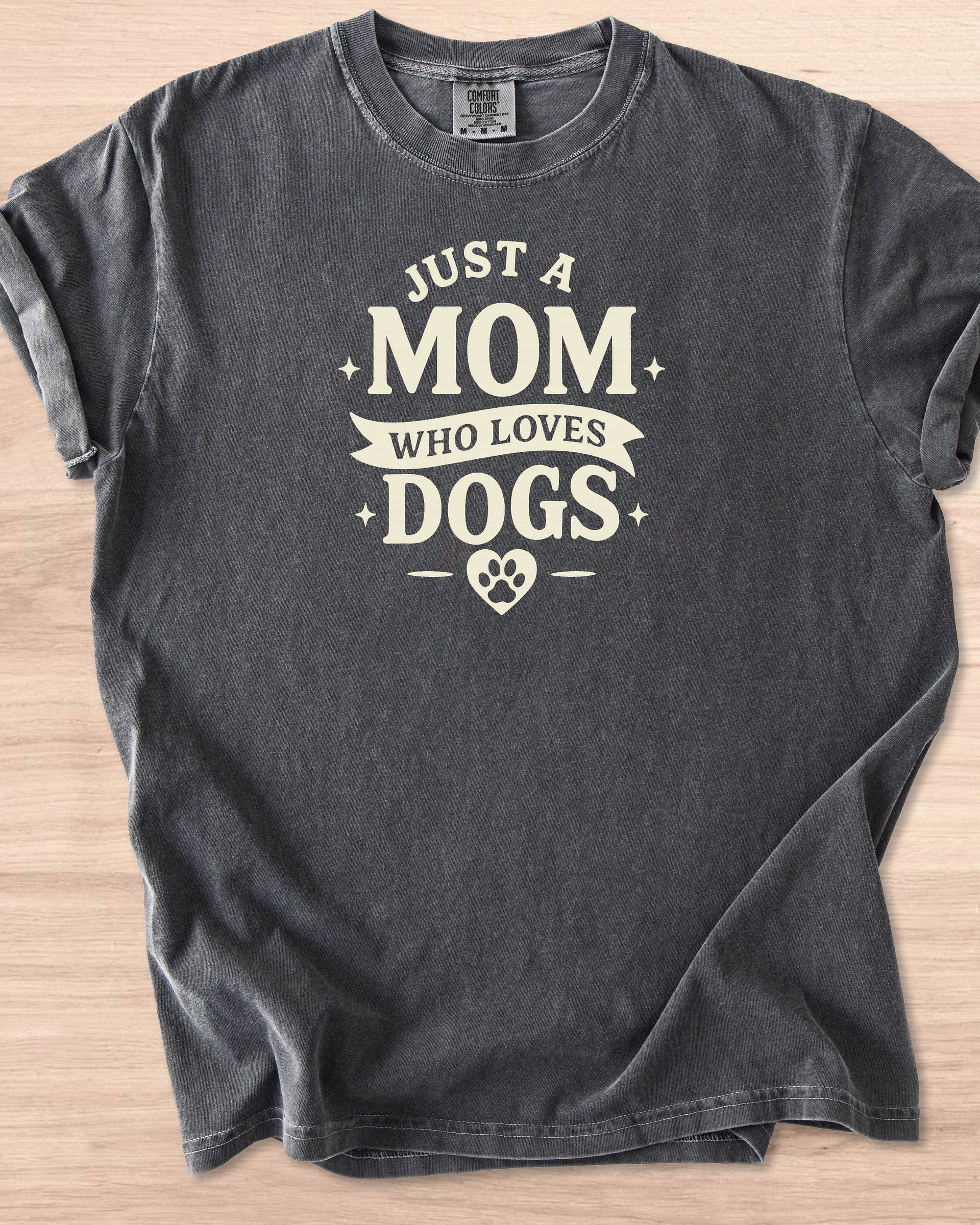 Just A Mom Who Loves Dogs Tee product image (60)