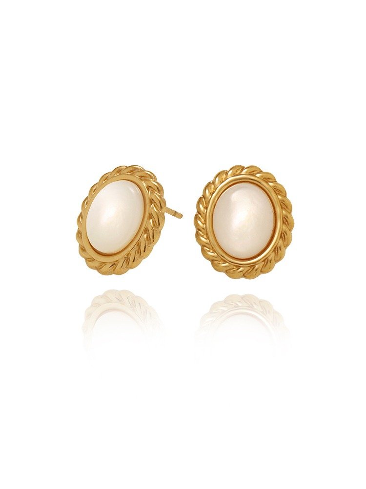 Vintage Oval Pearl Stud Earrings | 18K Gold Plated product image (1)
