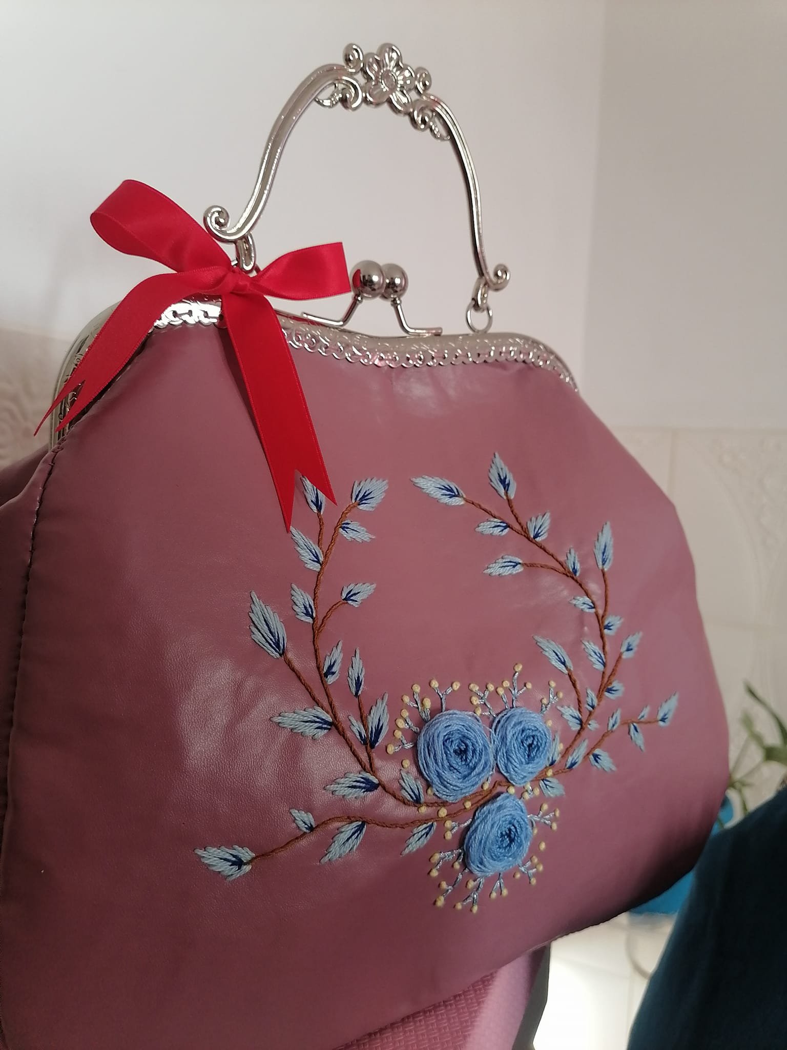 Pink leather handbag product image (2)