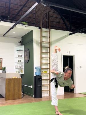 #Playing around in between classes lastnight. Not done a scorpion kick in a while so I had to see if I still had it in the bank 😉 #scorpionkick #chloebruce #standingsplit 