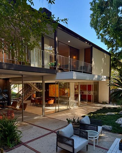 A roundup of some stunning midcentury gems currently on the market! ✨ Full details in this week’s free newsletter—subscribe v...