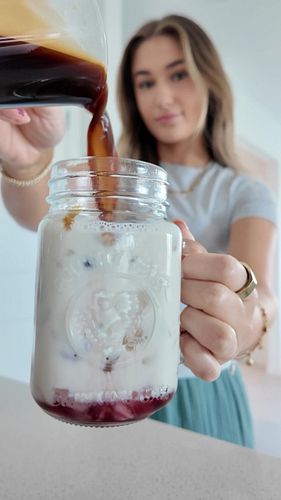 So happy i decided to recreate the iced cherry vanilla latte from @thenitrobar_ !! So soo yummy 😋🍒☕️✨
•
•
•
•
#coffee #coffee...