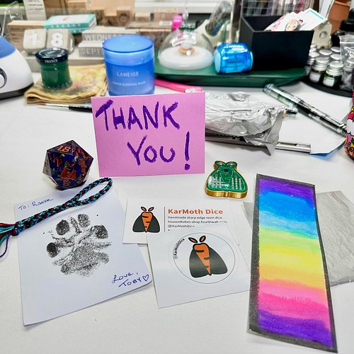 MY CHONK IS HEEEERRRRREEEE !!! Thank you @karmothdice I LOVE MY GOODIES AND TOBY PAWPRINT !! 

#d20 #handmadedice #digitaldice