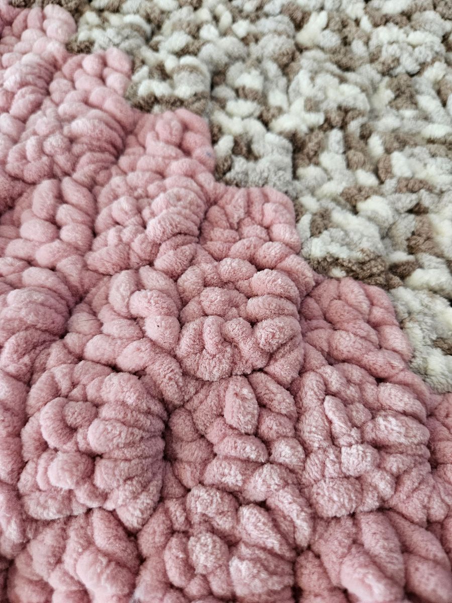 Neutral Baby Girl Blanket and Gummy Bear Stuffy product image (6)