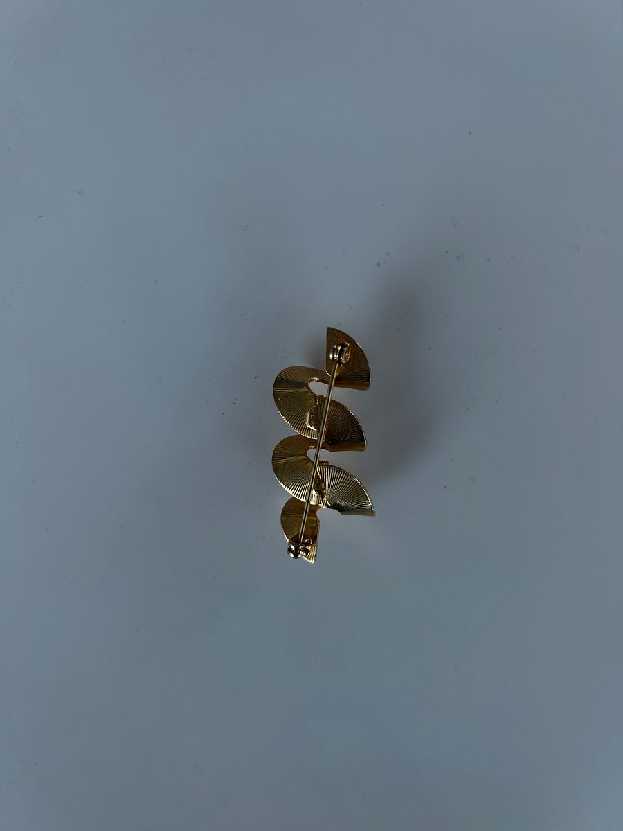 Vintage Gold Tone Swirl Rhinestones Brooch product image (6)