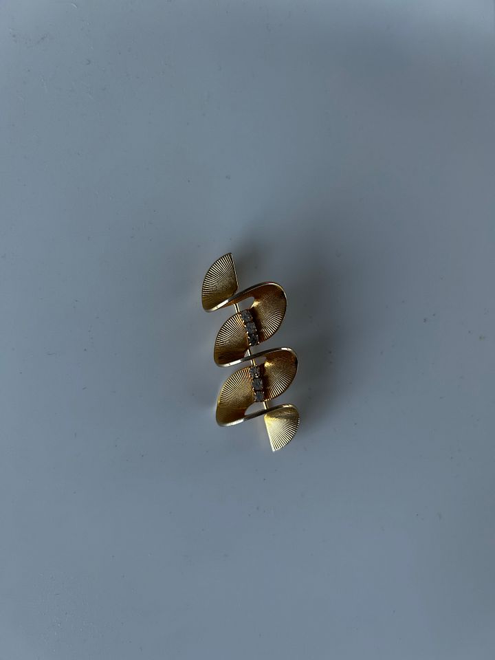 Vintage Gold Tone Swirl Rhinestones Brooch product image (2)