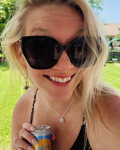 Patio partying! Happy Saturday, everyone! 🥰🌞