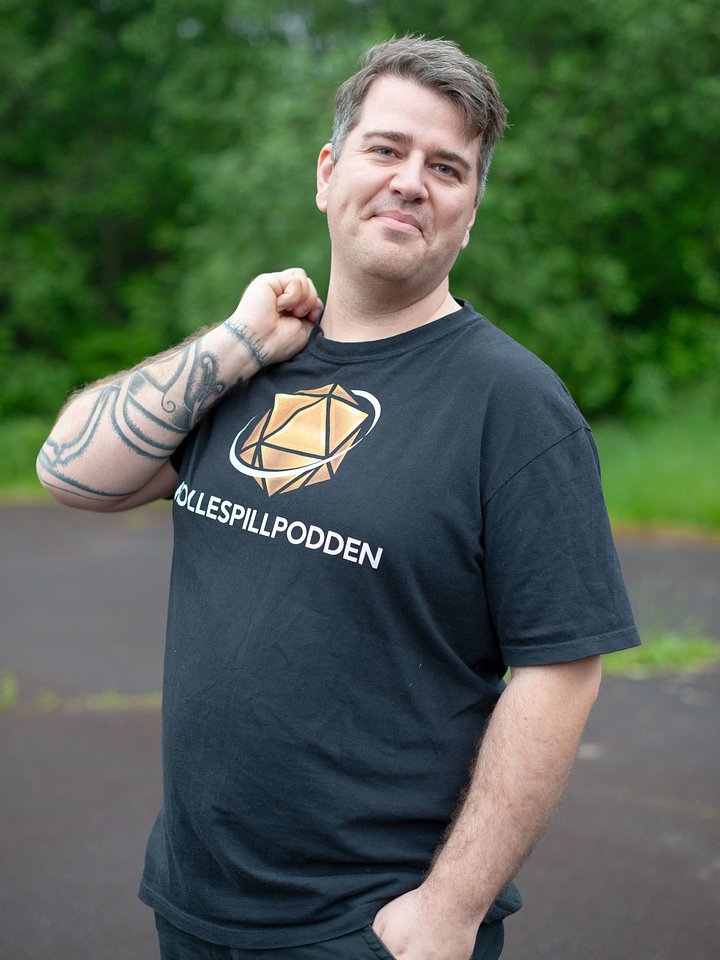 Rollespillpodden T-skjorte (svart) product image (2)