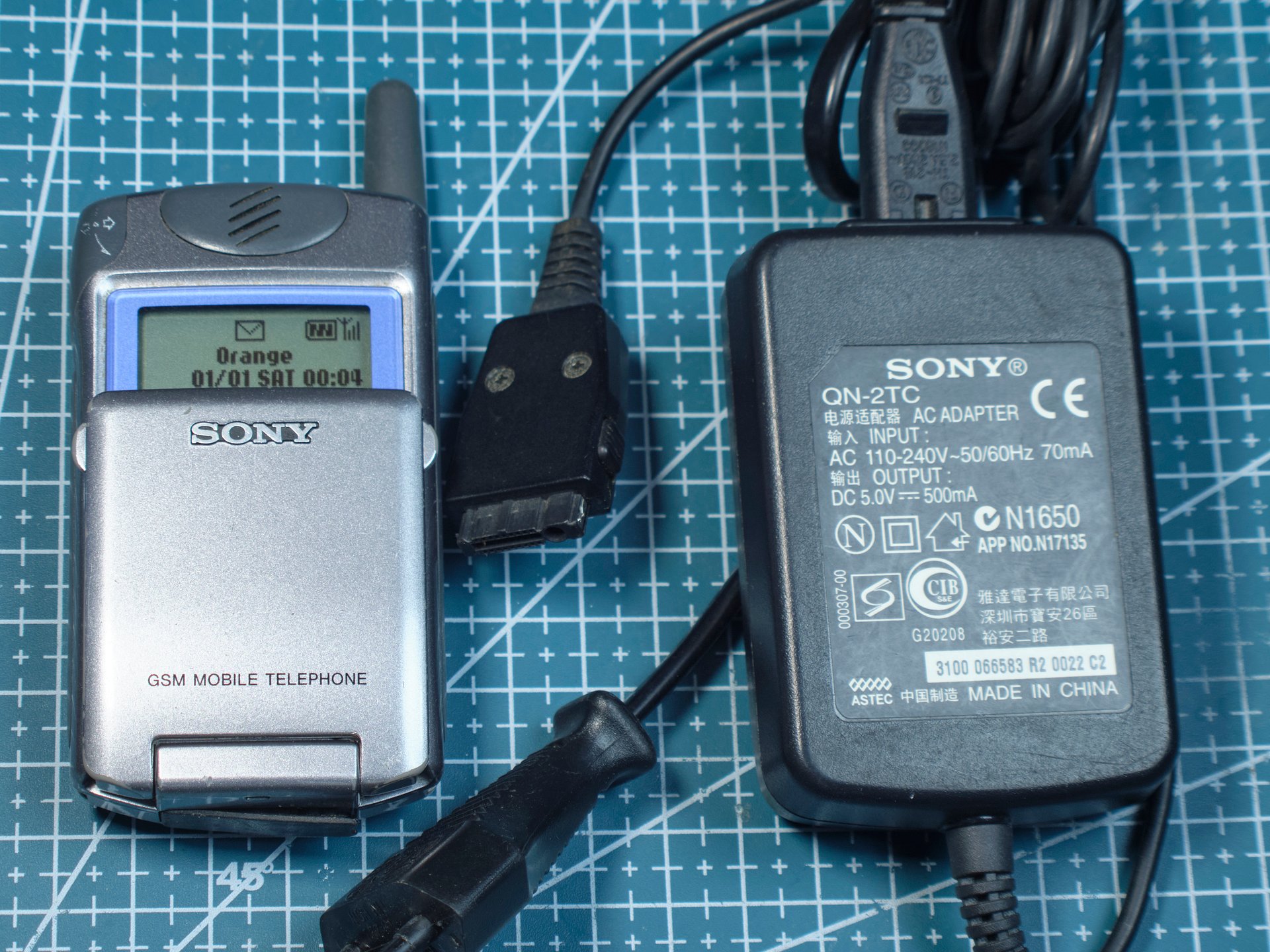 Sony CMD-Z5 Unlocked – Vintage Retro Mobile Phone with Original Charger – Rare Collectible product image (10)