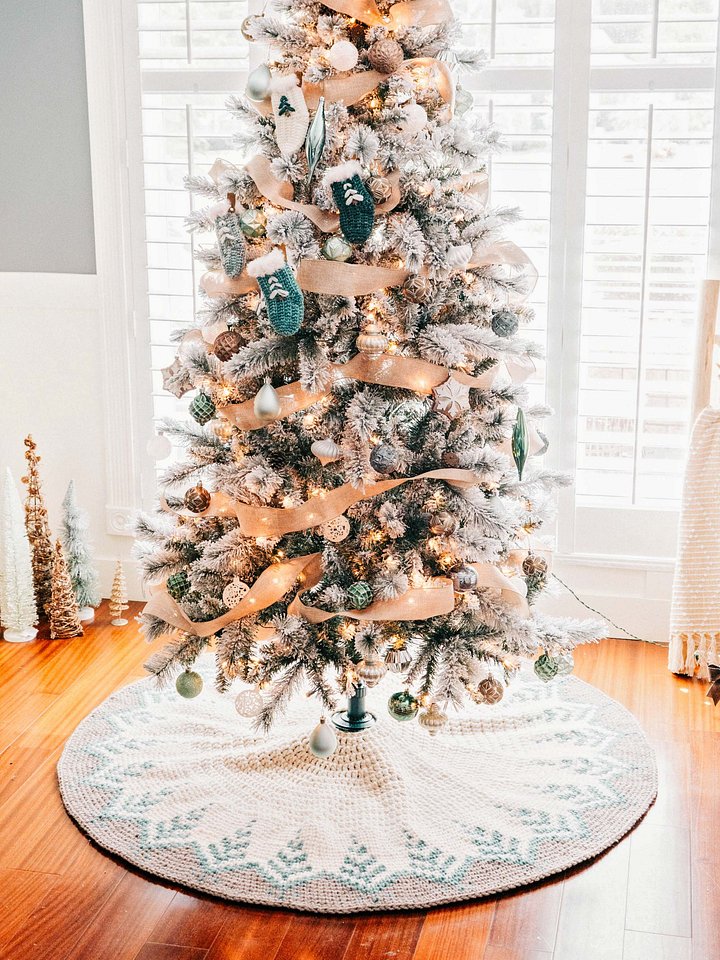Pine Crochet Christmas Tree Skirt Pattern product image (1)