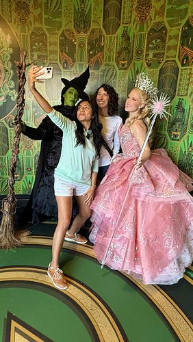 Meet Glinda and Elphaba at @universalorlando Wicked: The Experience. 

#universalstudios #wicked #universalorlando #universal...