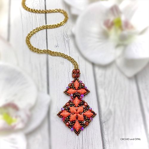 Happy Friday, all!⁣
⁣
Today we're ✨flashing back to the GemDuo Terrace Beaded Pendant in orange!⁣
⁣
This design uses:⁣
⁣
✔ 15...
