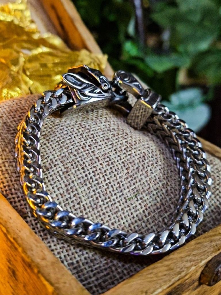 The Armored Kingdom Silverfang Wolf Bracelet product image (2)