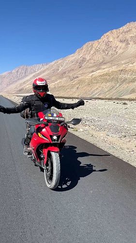 Kanyakumari to Ladakh bike trip ♥️🏍
#r15 #tajmahal #ladakh #lotustemple #wagaborder #qutubminar #charminar #gataloops #umling...