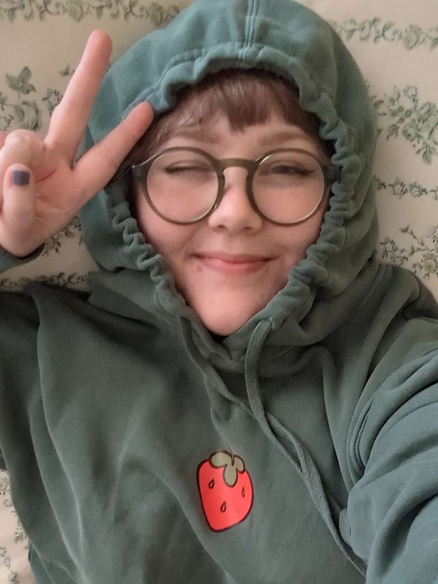 the berry hoodie product image (3)