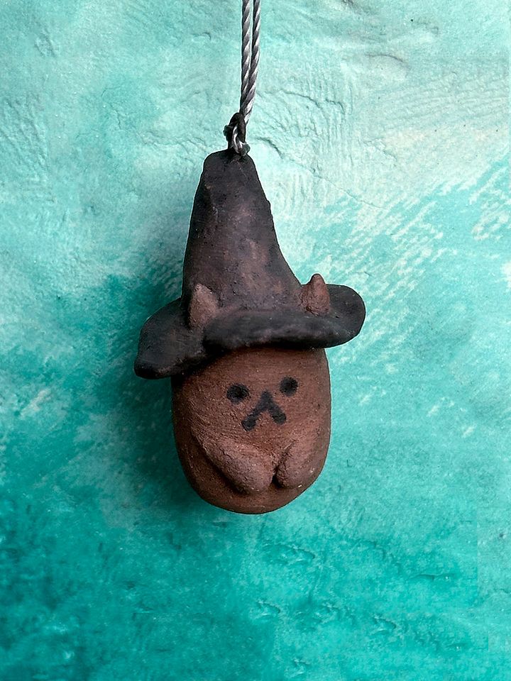 Knotched Hat Cat Pendant Ceramic Spill product image (1)