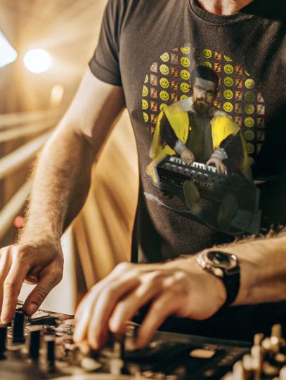 El Micromoog del Primo, Micromoog tribute by Frank Fonik, Synths Techno EDM Unisex t-shirt product image (3)