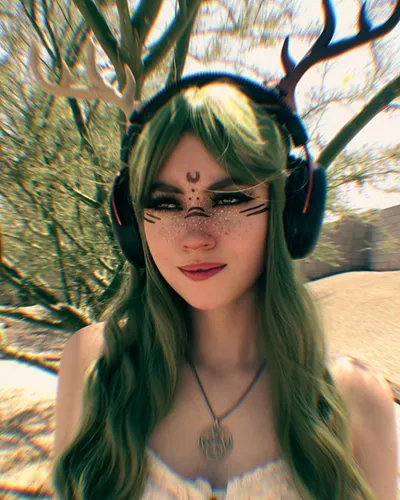 Druid vibes 🦌 I cast animal speak so I can tell Tom Tom what a good guy he is 🐾

Antlers are from my Etsy shop SealsPrints 🫶🏻