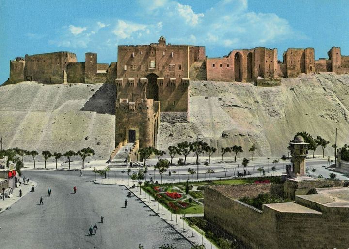صورة : حي مجاور لقلعة حلب بدايات القرن العشرين product image (2)