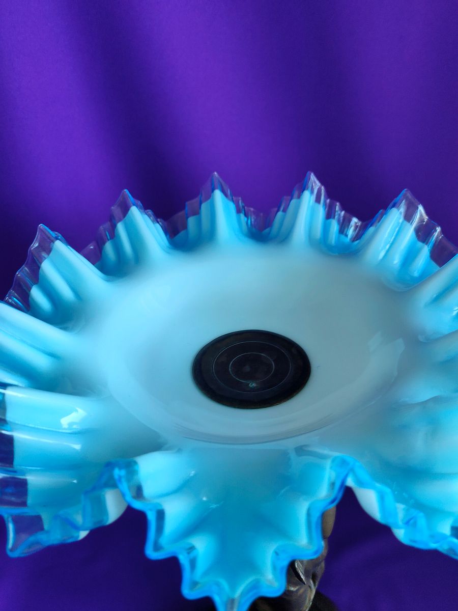 🌟Estátua Arte Nova em Metal com Taça de Cristal Branco e Bordo Azul – Peça Única e Colecionável product image (9)