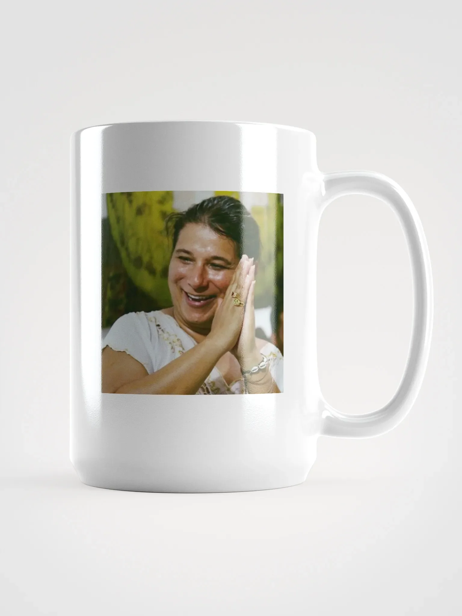 Um Sacerdote feliz faz um Axé feliz product image (1)