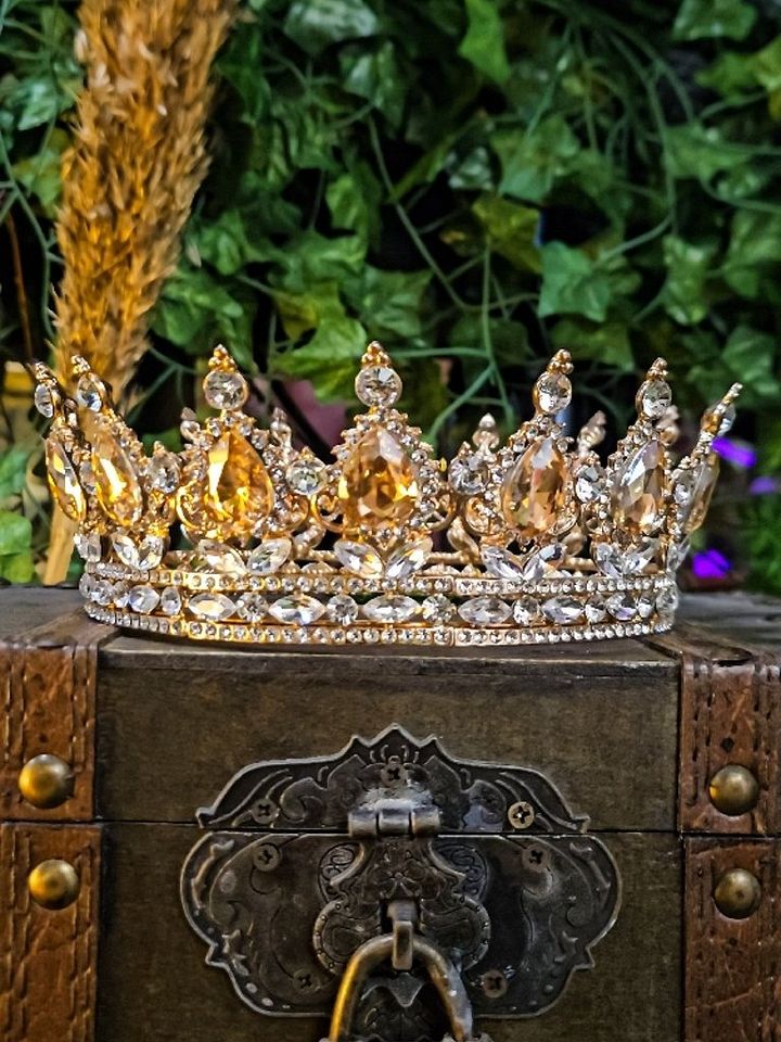 The Armored Kingdom Crystallized Honey Crown (Gold) product image (1)