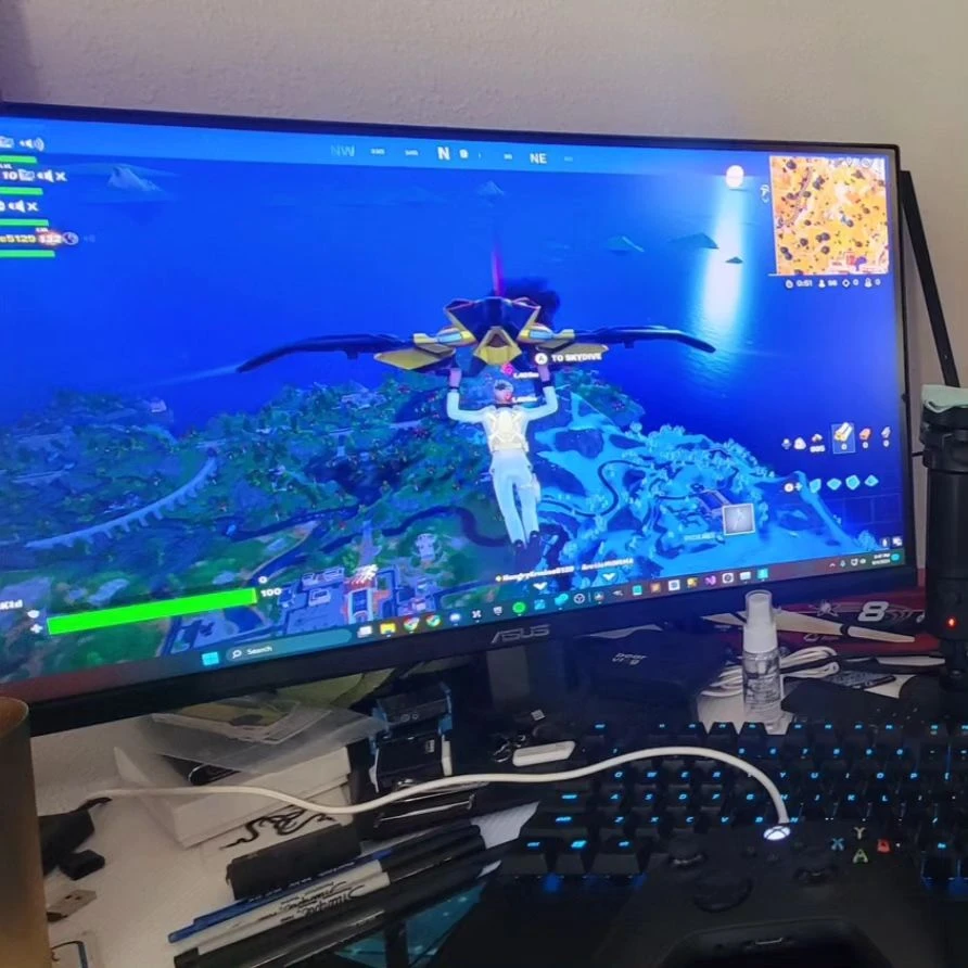 Playing on two RuneScape accounts is easy. Playing Fortnite while playing on them, that's a challenge. We did it though!

Who...