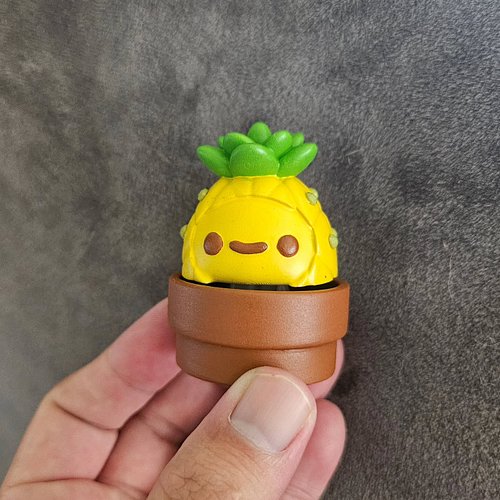 Pinapple fidget!! been having a lot of fun designing these cute lil fidget toys. My aunty had some extra gem thingies and the...