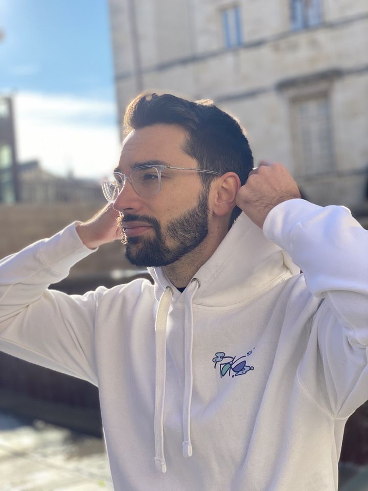 Hoodie blanc "Nuages bleus" product image (1)