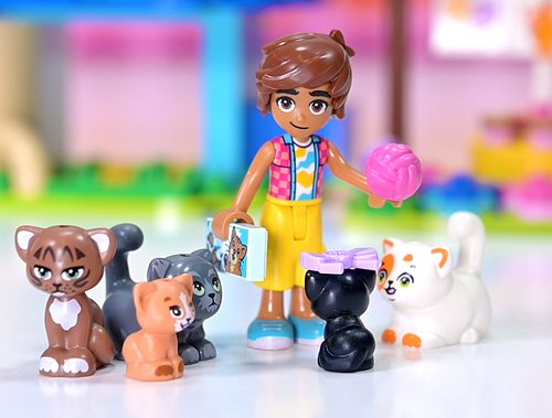 Quickest way to become a certifiable crazy cat person is with the @lego Friends cat battle pack. Aka Cat Birthday Party 42666...