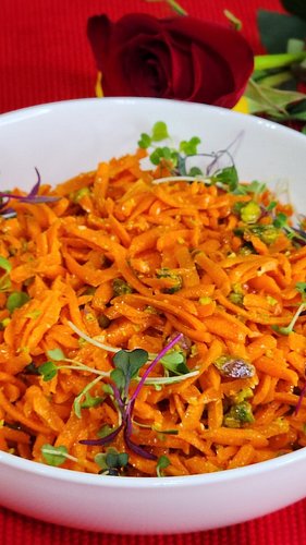 Carrot Salad & My Broken English 🥕😂 | ¡Risas
 Garantizadas!

​¡Hoy hacemos mi ensalada favorita de zanahorias y pistachos 🥕🥜!...